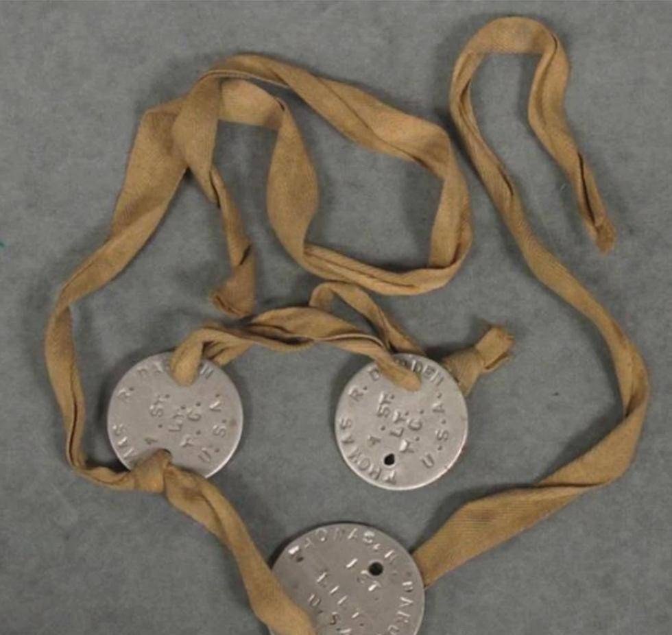 证明印有士兵的姓名,军衔,连队,团或军团,它们被系在一根绳子或链子上