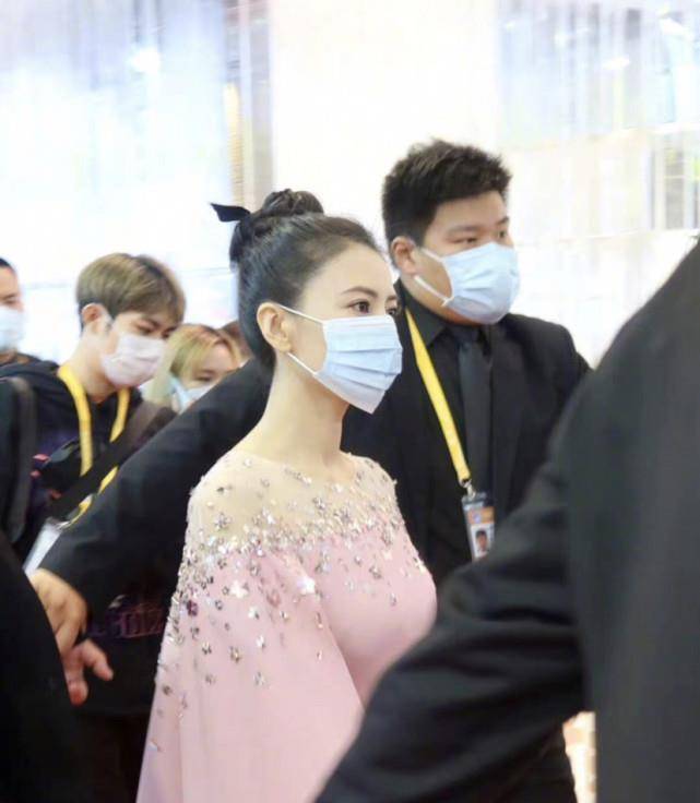 原创有一种真少女叫高圆圆穿粉长裙扎丸子头亮相生图和路人差距太明显