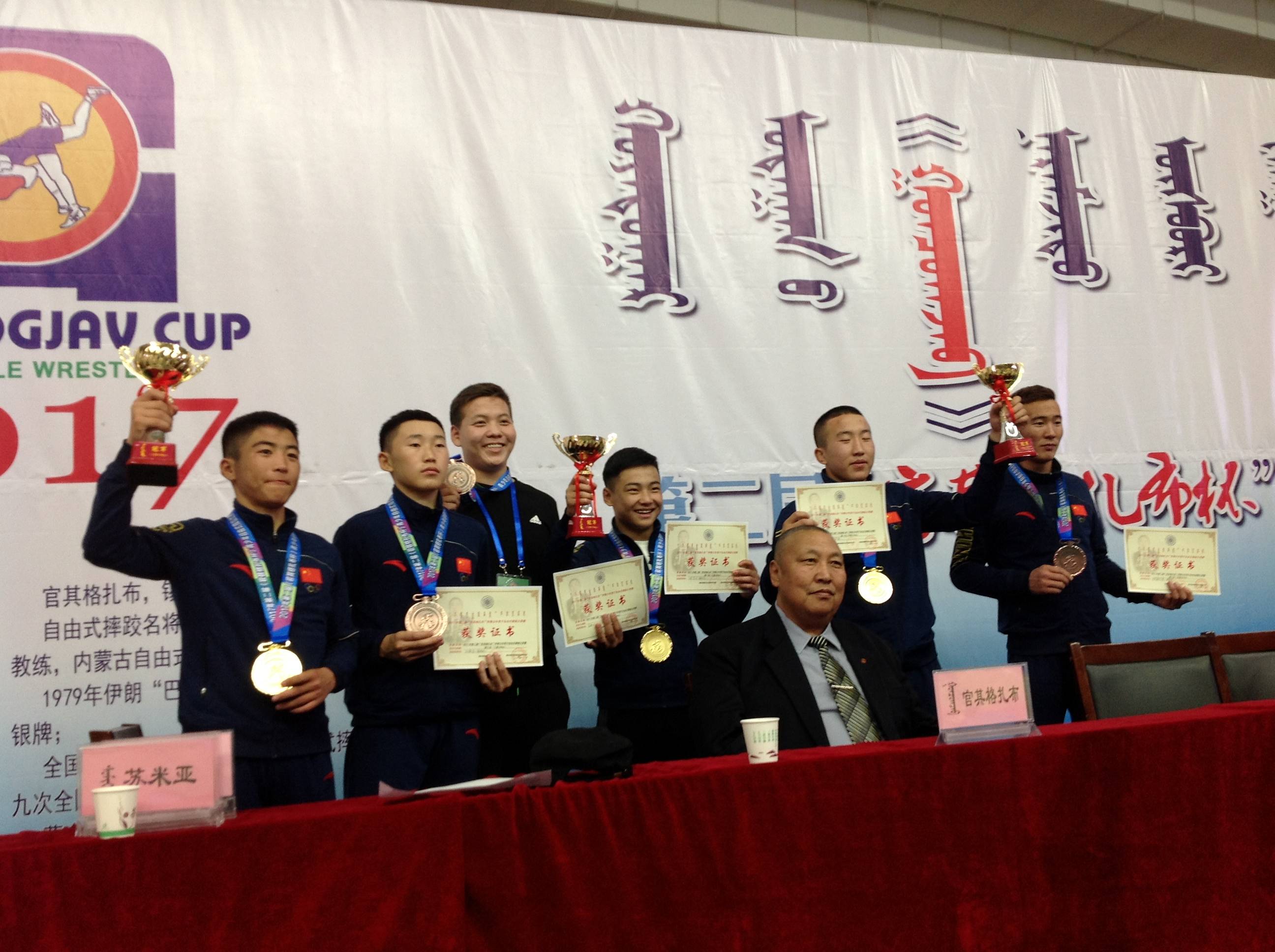 爱心不分薄重 挽救平凡而伟大的英雄 ——内蒙古摔跤教练员官其格扎布