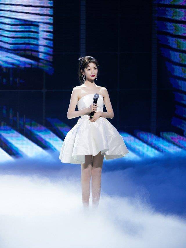 原创毛晓彤晒侧颜自拍甜美可爱将短发接成长发像极了恋爱的样子