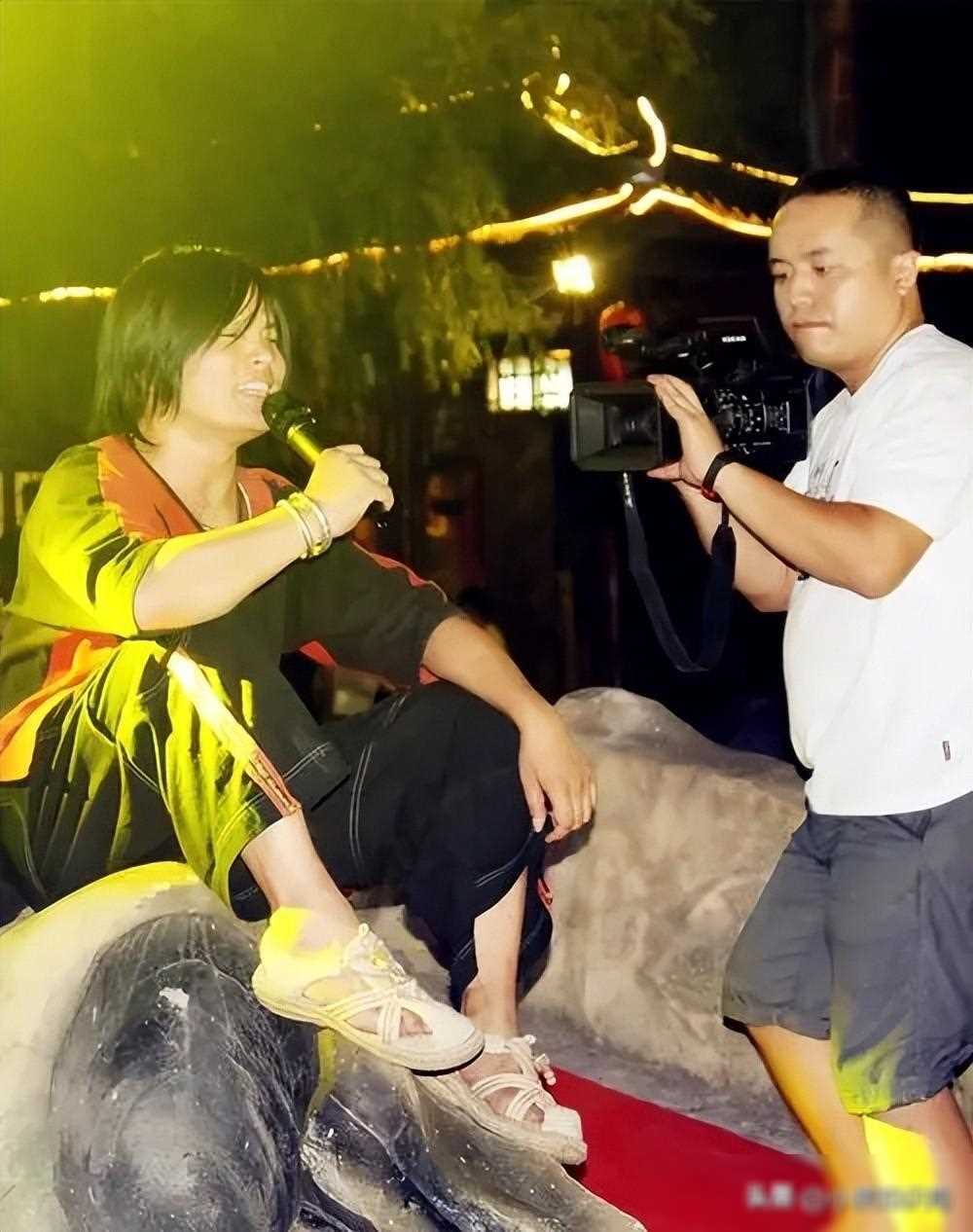 漂泊到深圳后,他才逐渐崭露头角,成为"山歌王子".