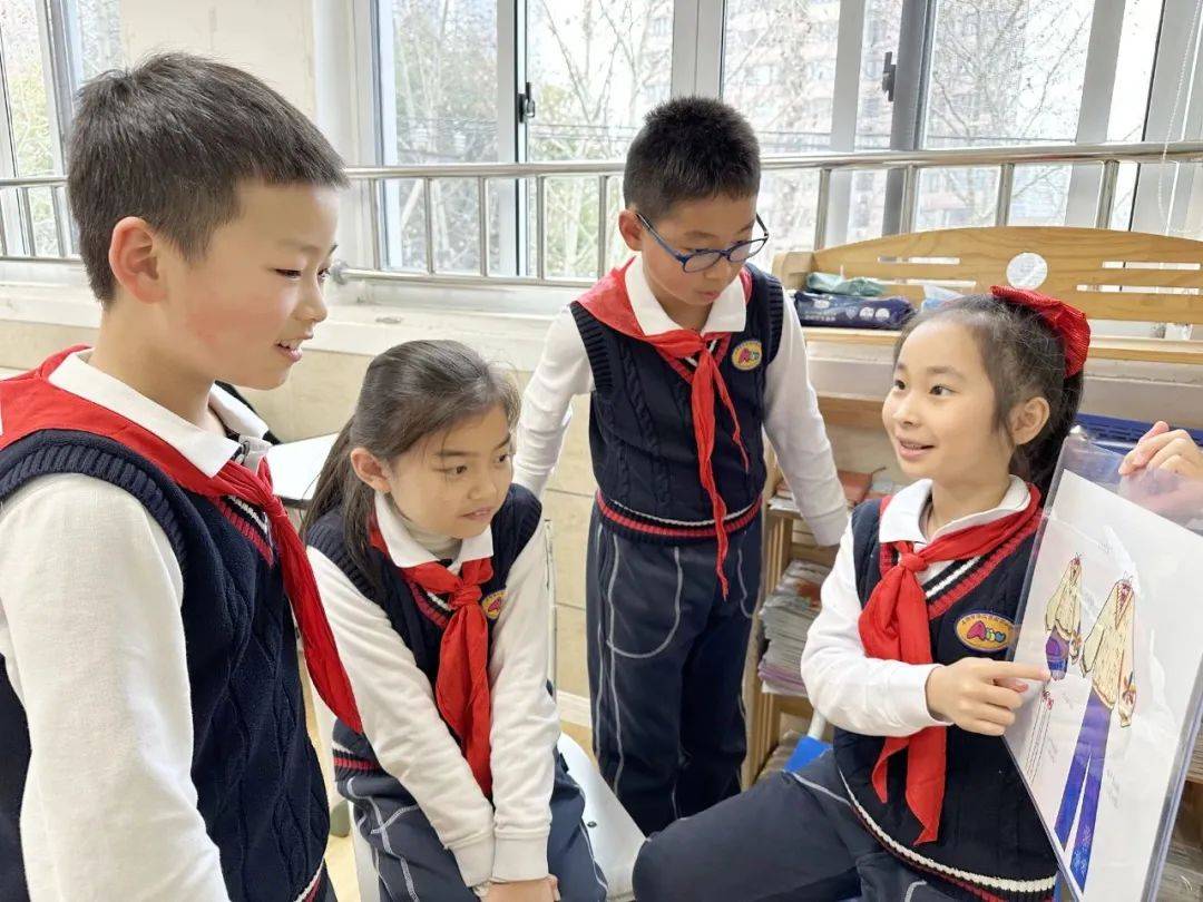 在徐汇区爱菊小学,四年级学生徐嘉妮向记者说起了她在进行校服设计时