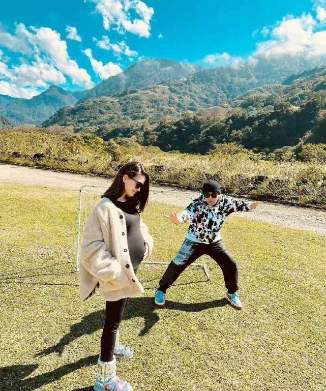 照片中昆凌的肚子已经有些显怀了,一边低头微笑,一边抚摸着孕肚,整个