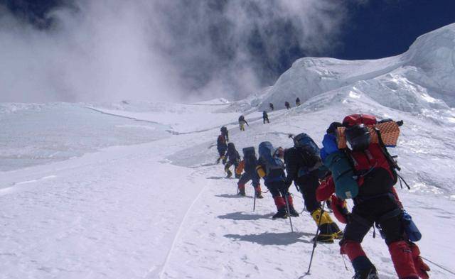 原创登珠峰很困难你知道登一次需要花多少钱吗网友登不起