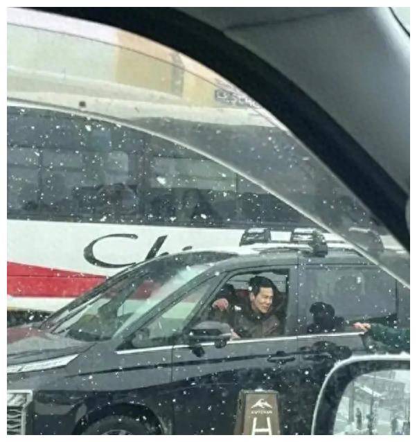 照片中彭于晏戴着墨镜,穿着休闲,专注地驾驶着汽车