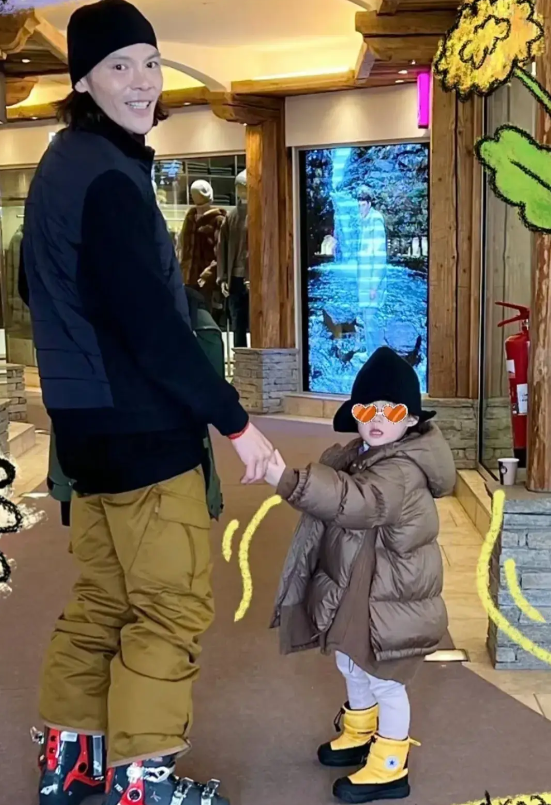 原创向佐郭碧婷全家出游向华强陪孙子孙女一脸开心75岁仍精神矍铄