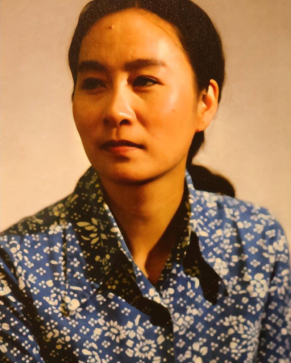 从正青春到如今白发已生,时间带走的是奚美娟的年轻的朝气却带不走她