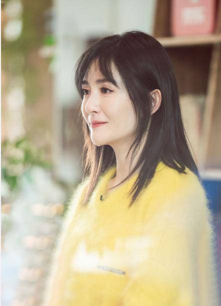 黄色海马毛衣这样穿不仅时髦,还减龄,38岁谢娜宛如妙龄少女_整体_发型