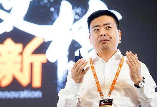 那时公司有一百多名专职买手在国内及海外搜集饰品,将最潮流的款式