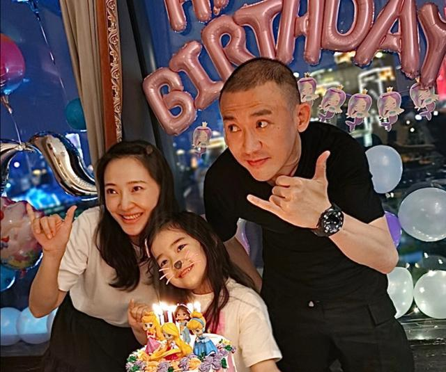 聂远携娇妻深夜聚餐,与异性亲密搂肩告别,曾在家似皇帝惹争议_秦子