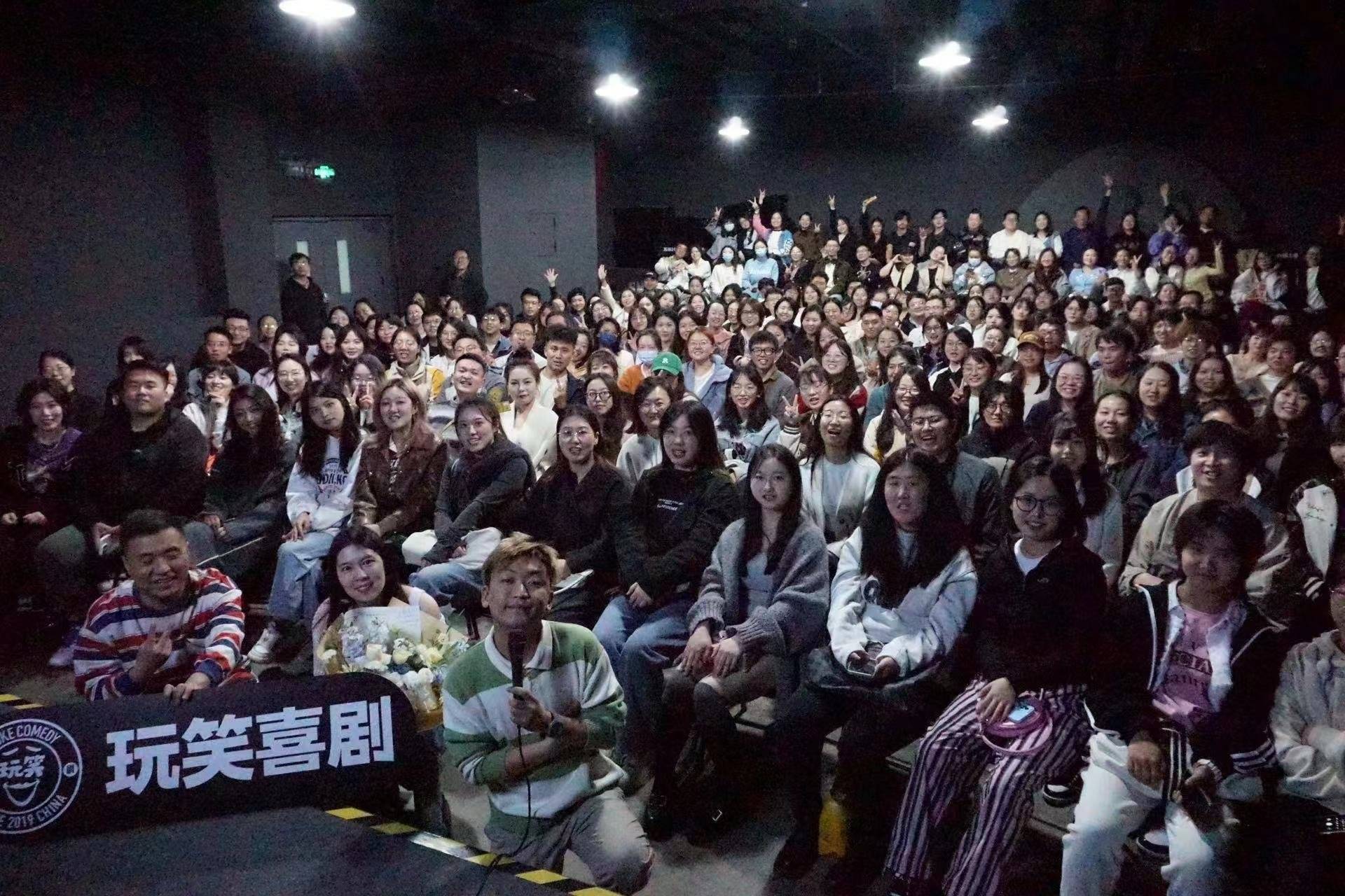 笑语中的智慧——玩笑喜剧脱口秀主理人曹磊_观众_表演_笑料