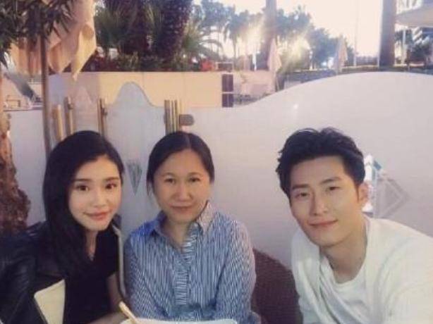 何超莲窦骁出游,弟弟何猷君前女友一起同行,这关系有点乱_袁紫侨_奚