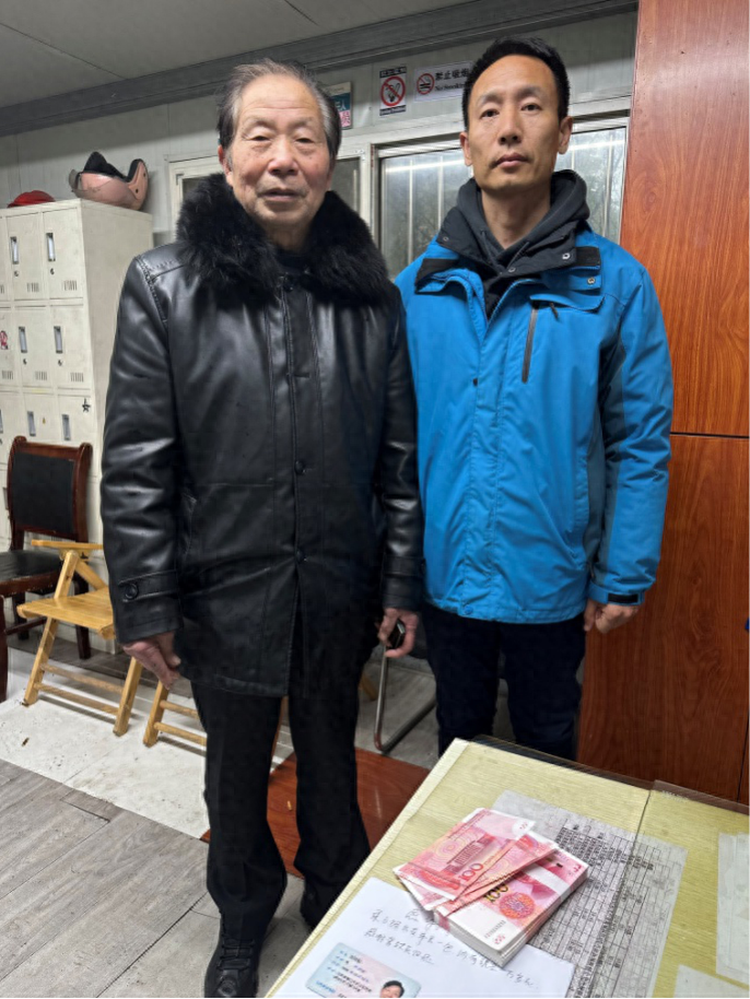 粗心乘客遗失万元现金 公交司机拾金不昧获点赞_手提包_李彩连_丹徒