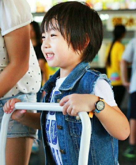 原创陈若仪晒偷拍kimi的视频小家伙整容般长大清秀侧脸超像林志颖