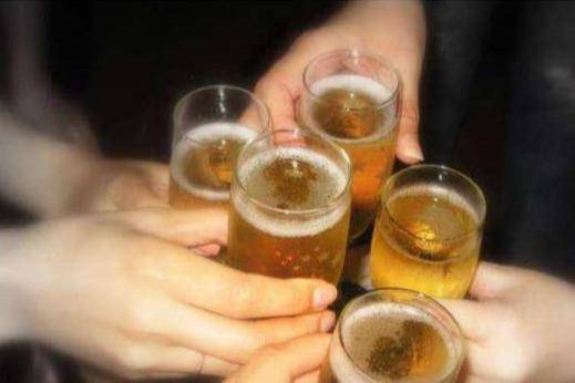 成龙敬酒古龙,古龙却嫌他长得丑,小说不给他拍