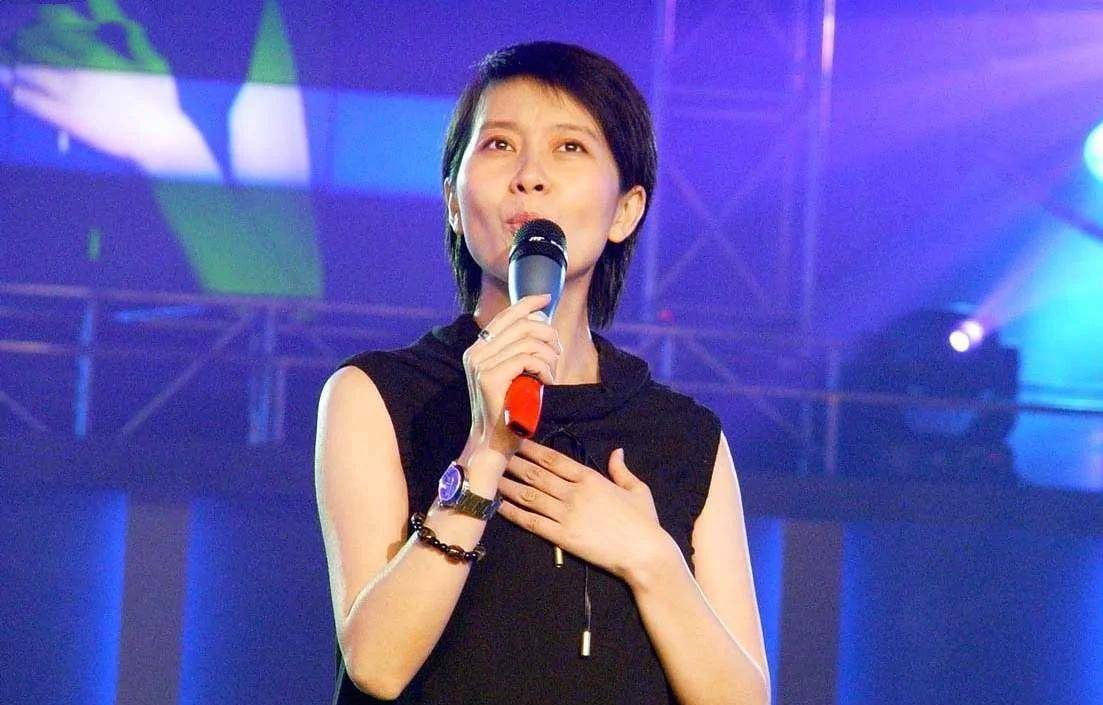 著名歌手甘萍:嫁足球运动员,深陷桃色绯闻,她的婚姻状况如何?