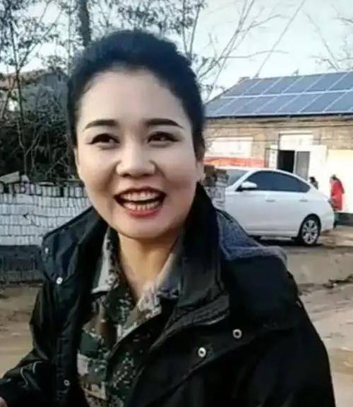 大衣哥女搭档袁庆,出镜嘲讽粉丝是"穷鬼",以后别看