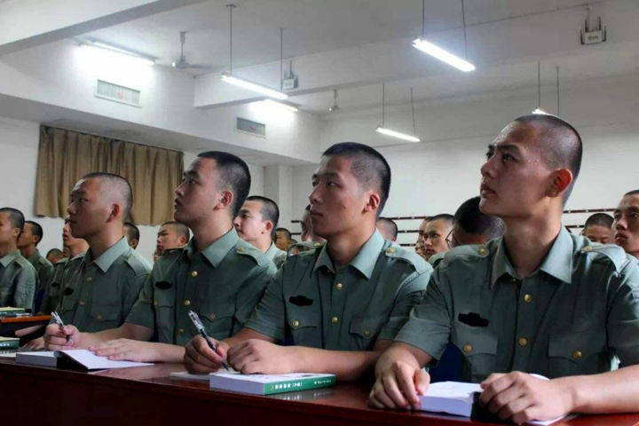 专科文科大学生在大二当兵后可以报考军校吗