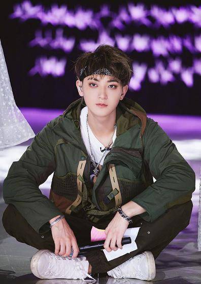 黄子韬《创3》穿搭成亮点,水墨涂鸦套装,时尚感爆棚_元素_造型_色彩