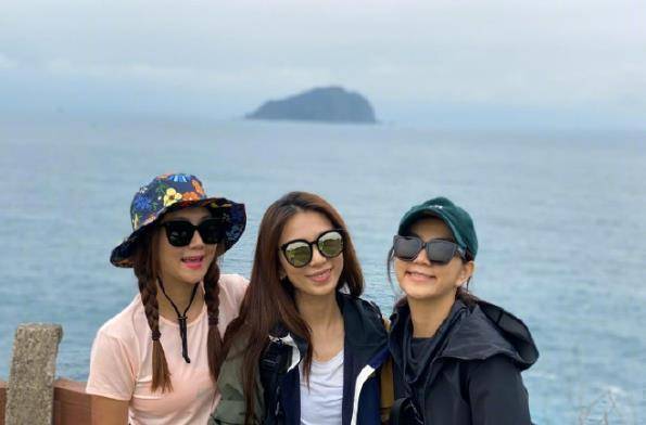 原创selina晒视频分享妙招镜头拉近暴露手部烧伤现状十年都没恢复