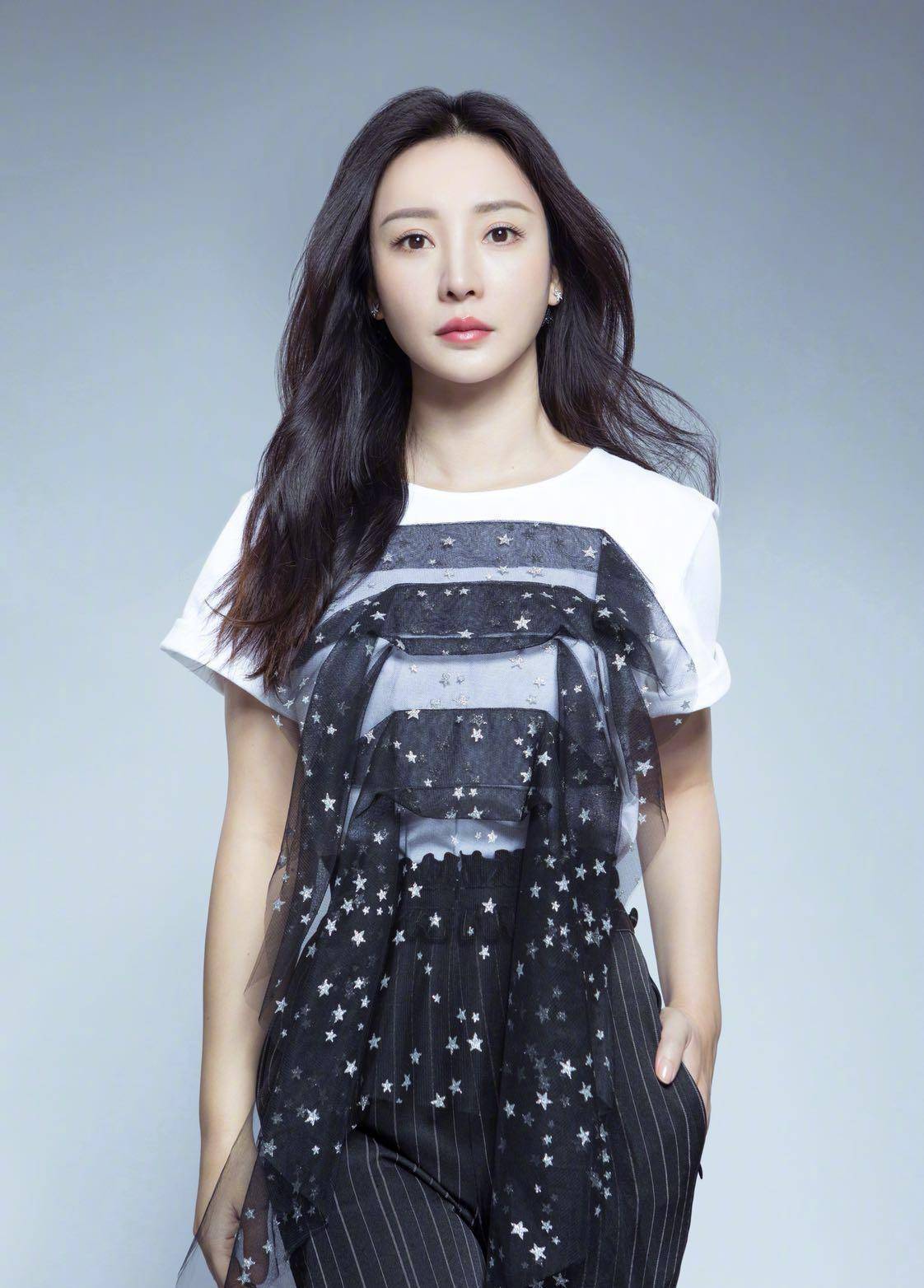 原创柳岩这穿搭我看不懂不过气场得有2米8