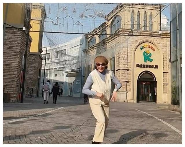 作为一位资深演员,她拥有着浓厚的演艺底蕴和丰富的表演经验.