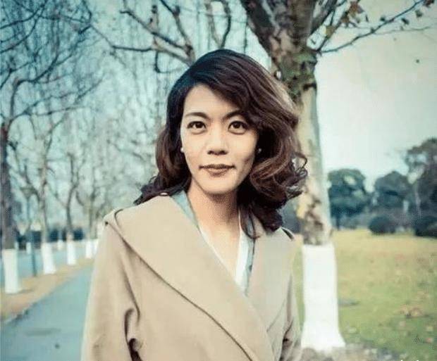 复旦美女教师陈果:因读错两个字遭大众谴责,是否有失理性?