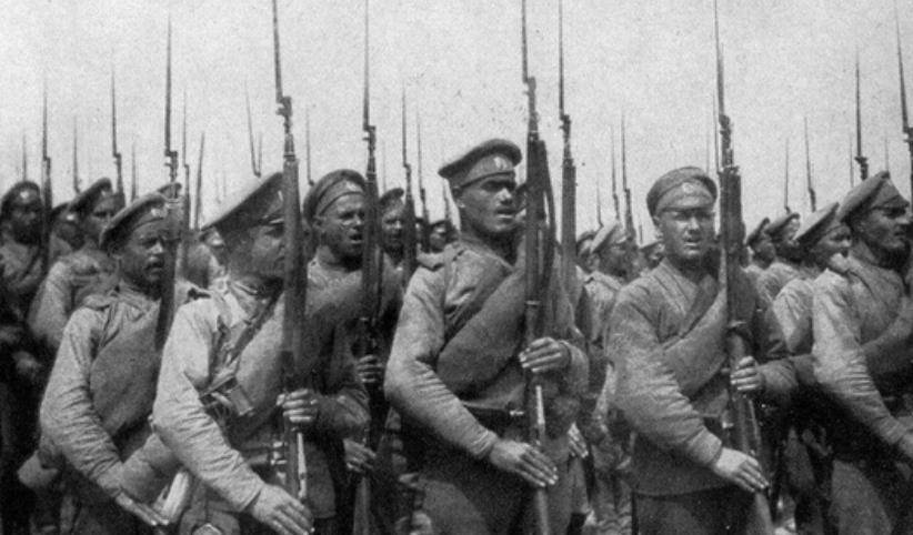 顿时枪声阵阵,子弹如雨点一般扫向营帐,哨兵当即倒下了,士兵有的被