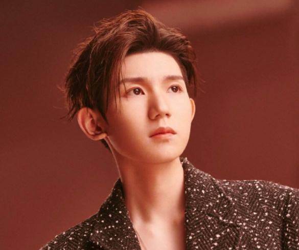 王源下榻酒店内,发现"私生饭",漫无目的闲逛,手机有隐私照片_相关