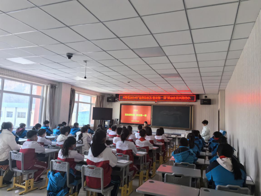 近日,承德市兴隆县司法局组织普法志愿者前往挂兰峪中学,蓝旗营中Ё