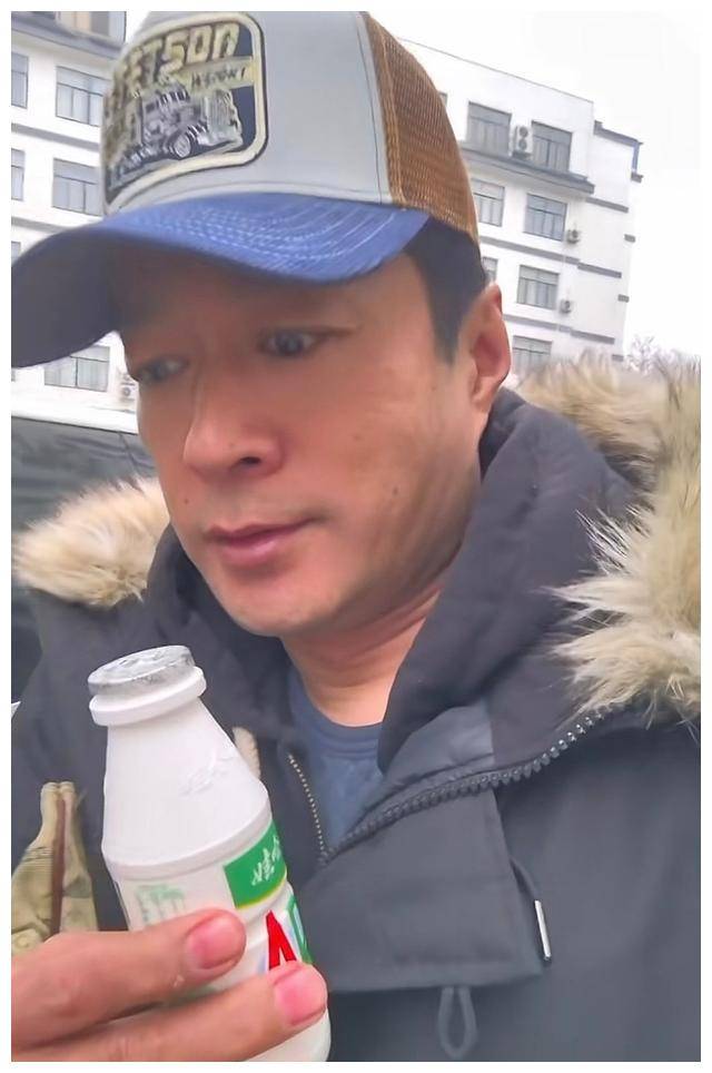 演员谭凯哭红眼睛演绎娃哈哈ad钙奶,感念宗庆后,感情动人.