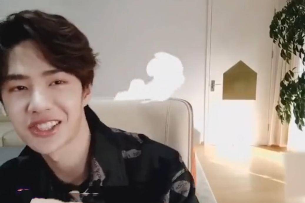 《天天向上》最新预告也已经出炉,王一博不仅换上了新的衣服,而且笑点