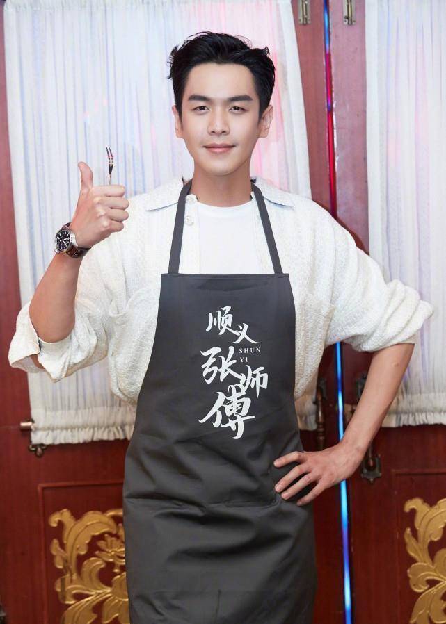张若昀厨艺堪比大厨,网友:想去张若昀家吃饭_社交_家宴_因为