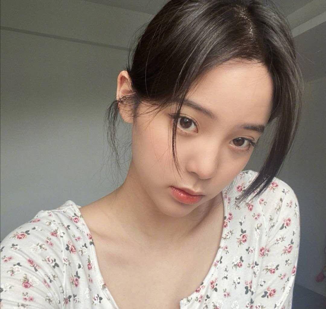 欧阳娜娜晒近照,大腿被裤子勒出肉,上身比关晓彤还壮_照片_小时候