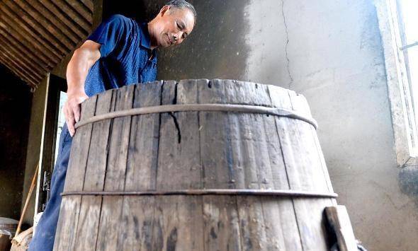 江苏70大爷传承三代古法酿酒,今免费教学无人问,登报征集传承人_钱宏