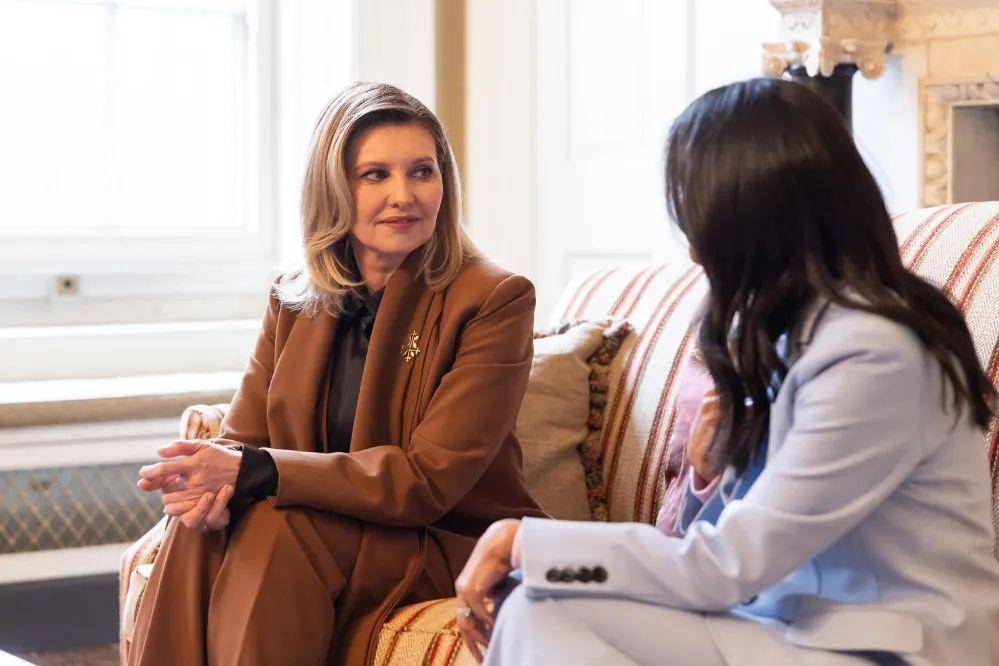 泽连斯基老婆又去英国!