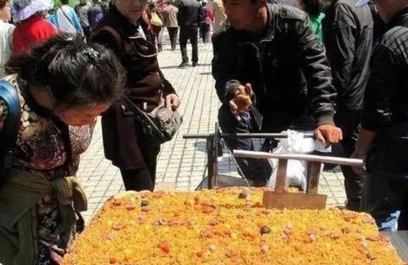 新疆最有名的特色美食"切糕",10元1两都无人买,网友:坑怕了_价格_消费
