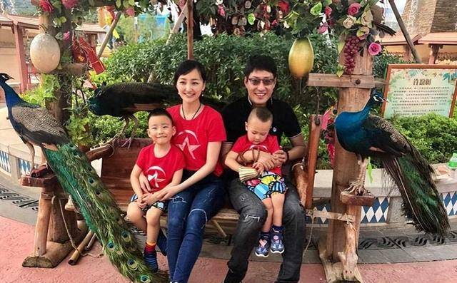 两人因戏生情,婚后6年生3胎,丈夫片约不断,被称"屏幕硬汉"_于震_挑战