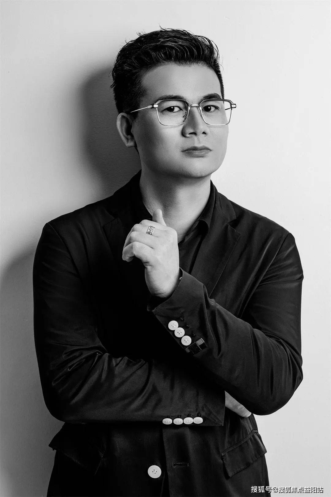董事长郑仕樑先生于2002年在香港创立了 ivan c.