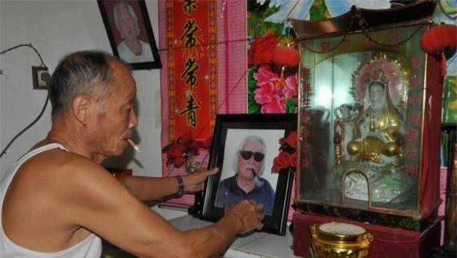 成龙父亲葬礼:房祖名伤心,林凤娇跪拜,成龙同父异母哥哥没到场_房道龙