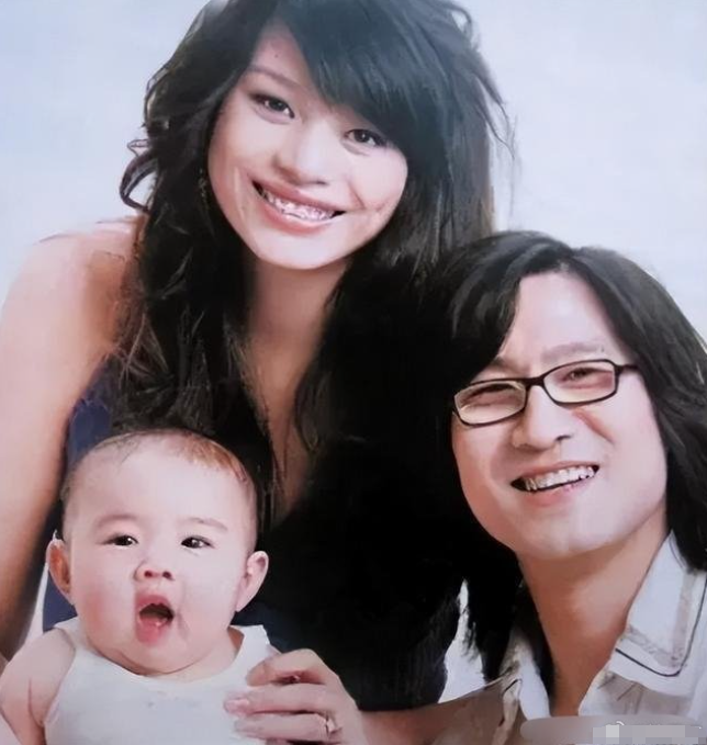 原创汪峰18岁女儿晒国外留学照黑丝短裙露脐装网友可别像你妈妈