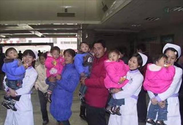 安徽夫妇16年前生下五胞胎,如今5个孩组团上初中,最怕开家长会_陈强彪
