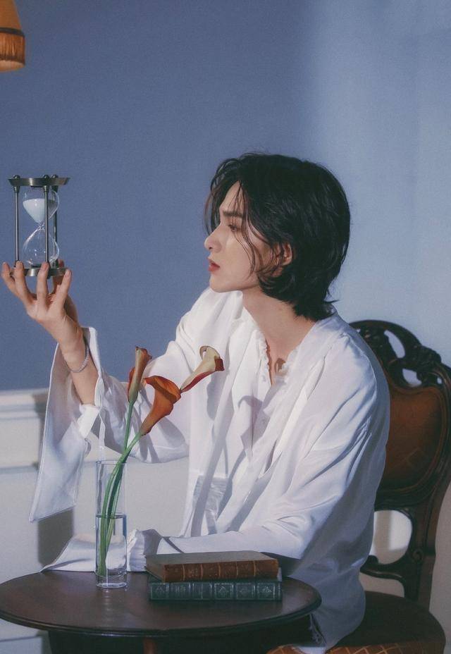 朱正廷"长发"造型大片,穿白色衬衫,展现中世纪贵族的气质_英伦_领口