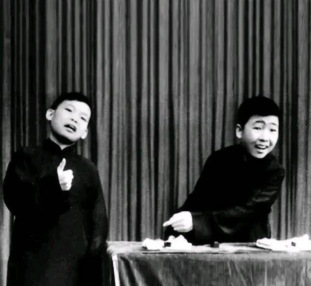 照片左边的逗哏小演员,可以说是出身于相声世家,他的父亲就是相声界的