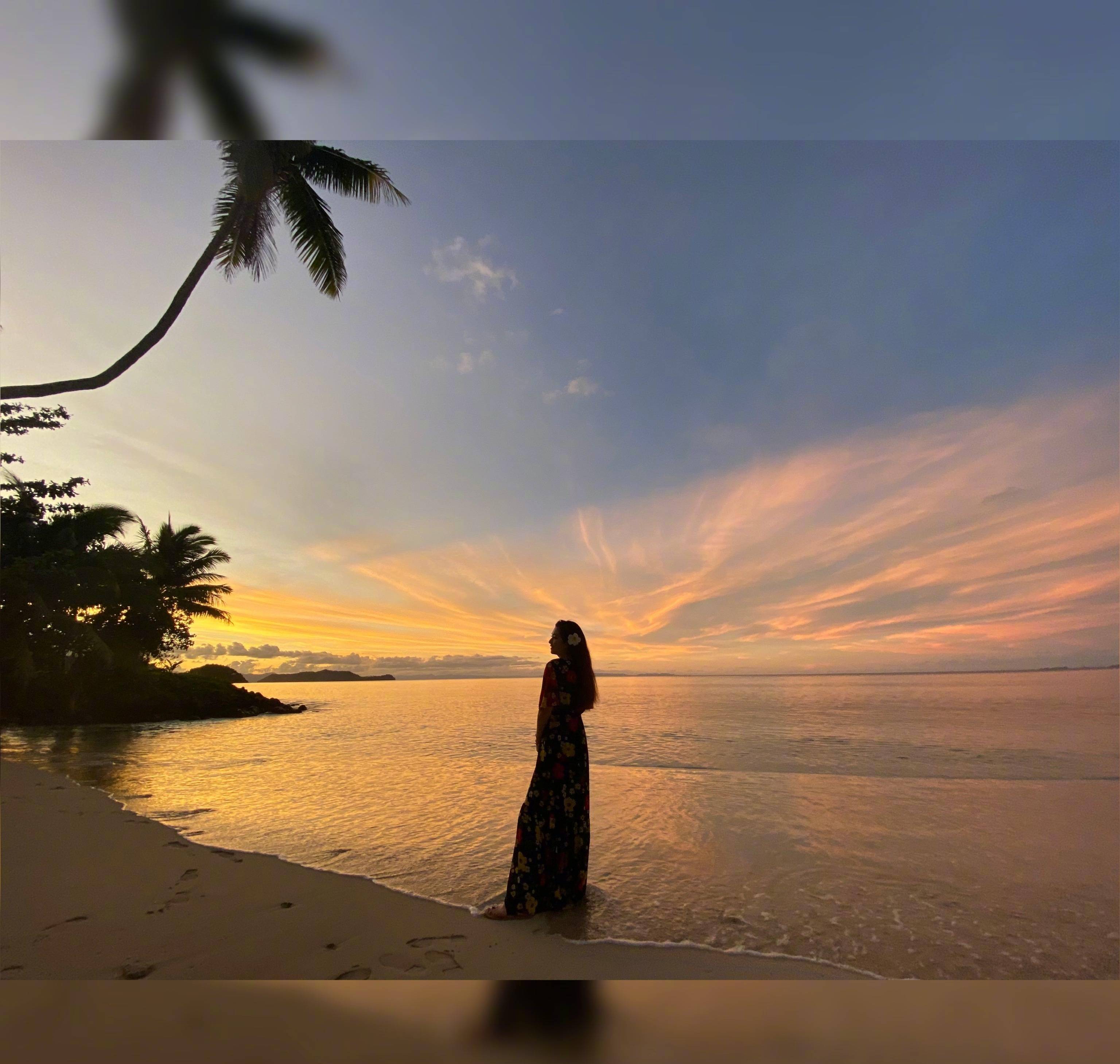 原创曾因事故烧伤39岁selina献上樱花舞一袭印花裙清纯可人