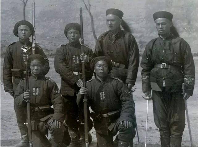 同治四年(1865年),兵部,户部诸臣会议决定首先在天津选练直隶六军,以"