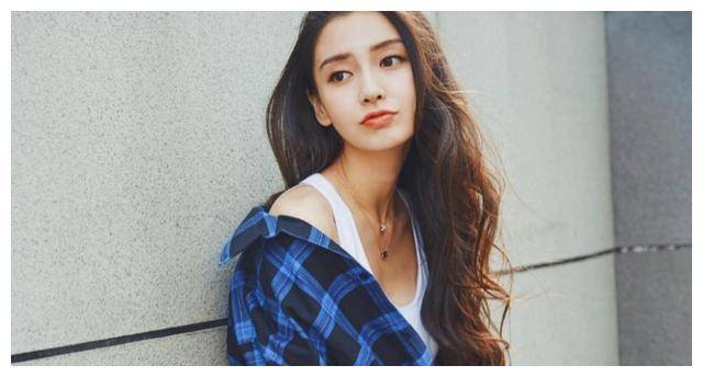 杨颖首次露面头发稀疏发际线高面貌全变狼狈不堪