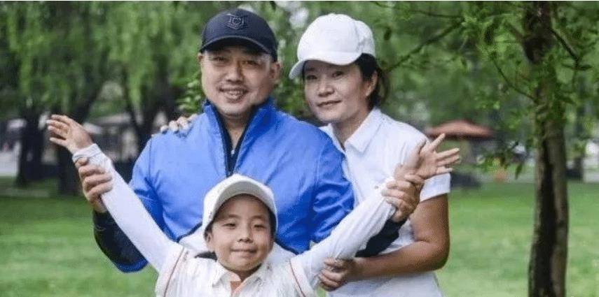 刘国梁妻子王瑾:28年低调守护丈夫,今是身价过亿的女总裁_乒乓球场