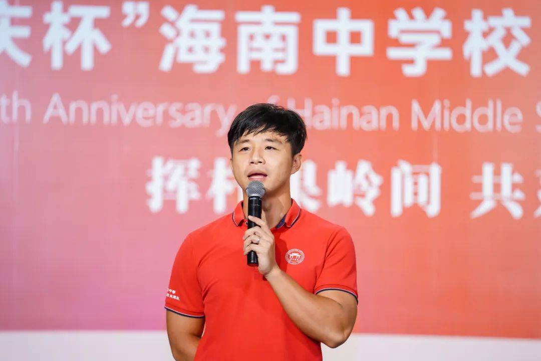 海中校友高球队 球队队长蔡浩然先生宴会现场济济一堂,一言一语,一杯