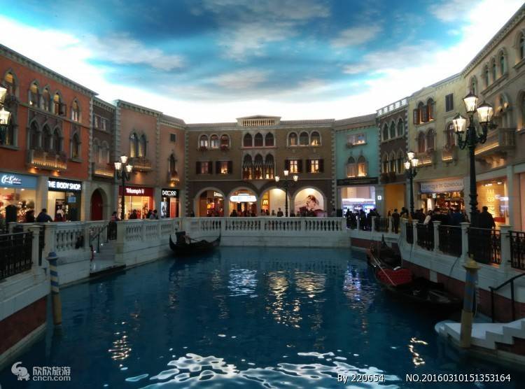 接下来分享香港澳门5天的行程:第一天 我们是从青岛飞的深圳,小程来